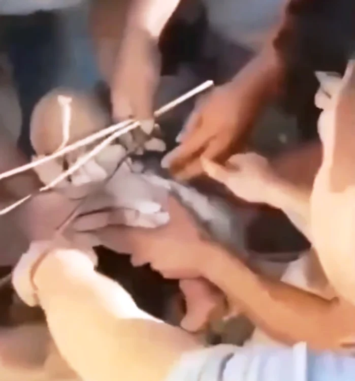 Bebeluș, scos de sub dărâmături