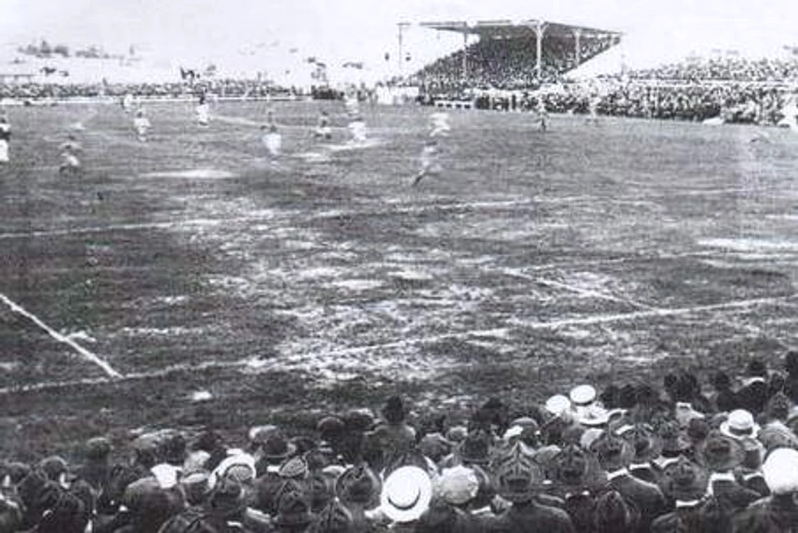 Jucători alergând pe teren în 1930