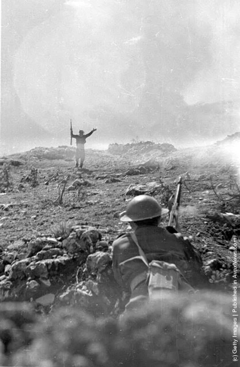 Un soldat de gherilă se predă în faţa unui soldat grec,  1948 (Bert Hardy/Getty Images)