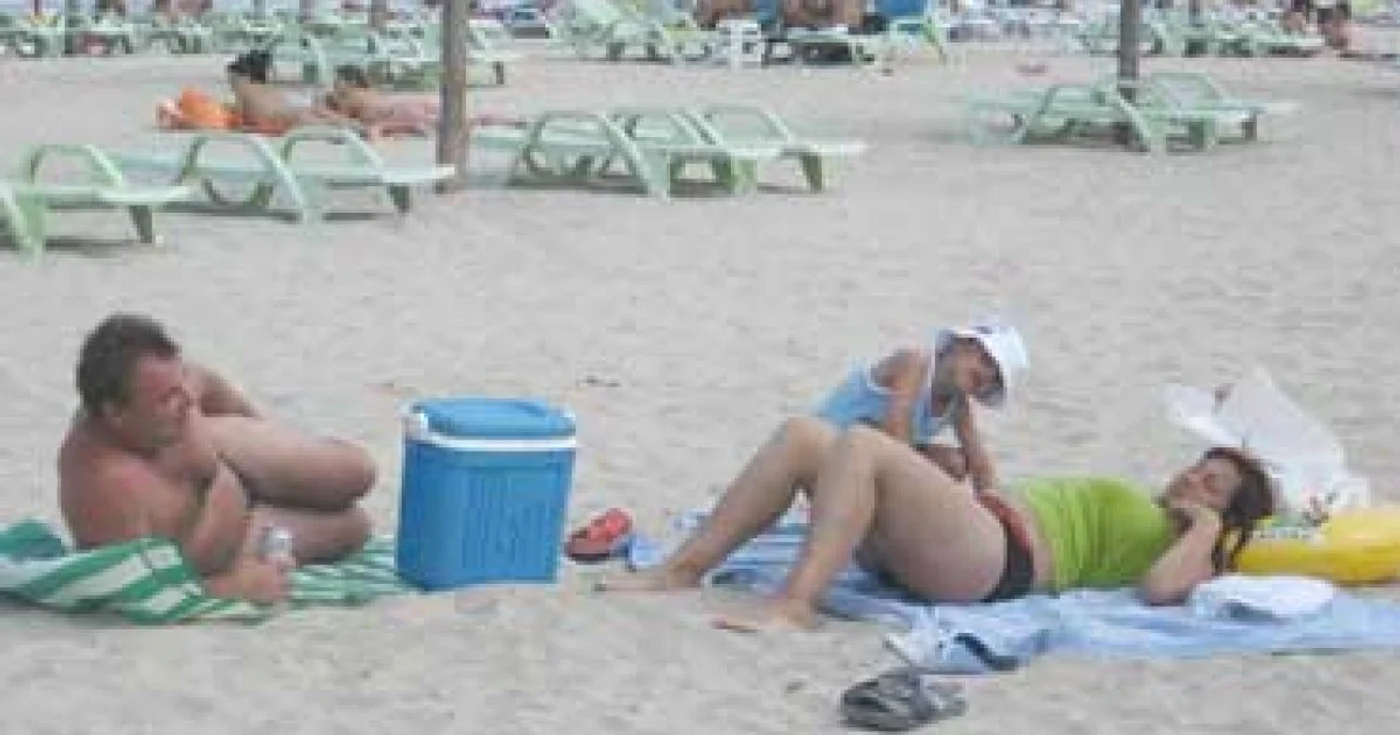 Constanţa: Litoral 2009 / La plajă  cu pachet de acasă