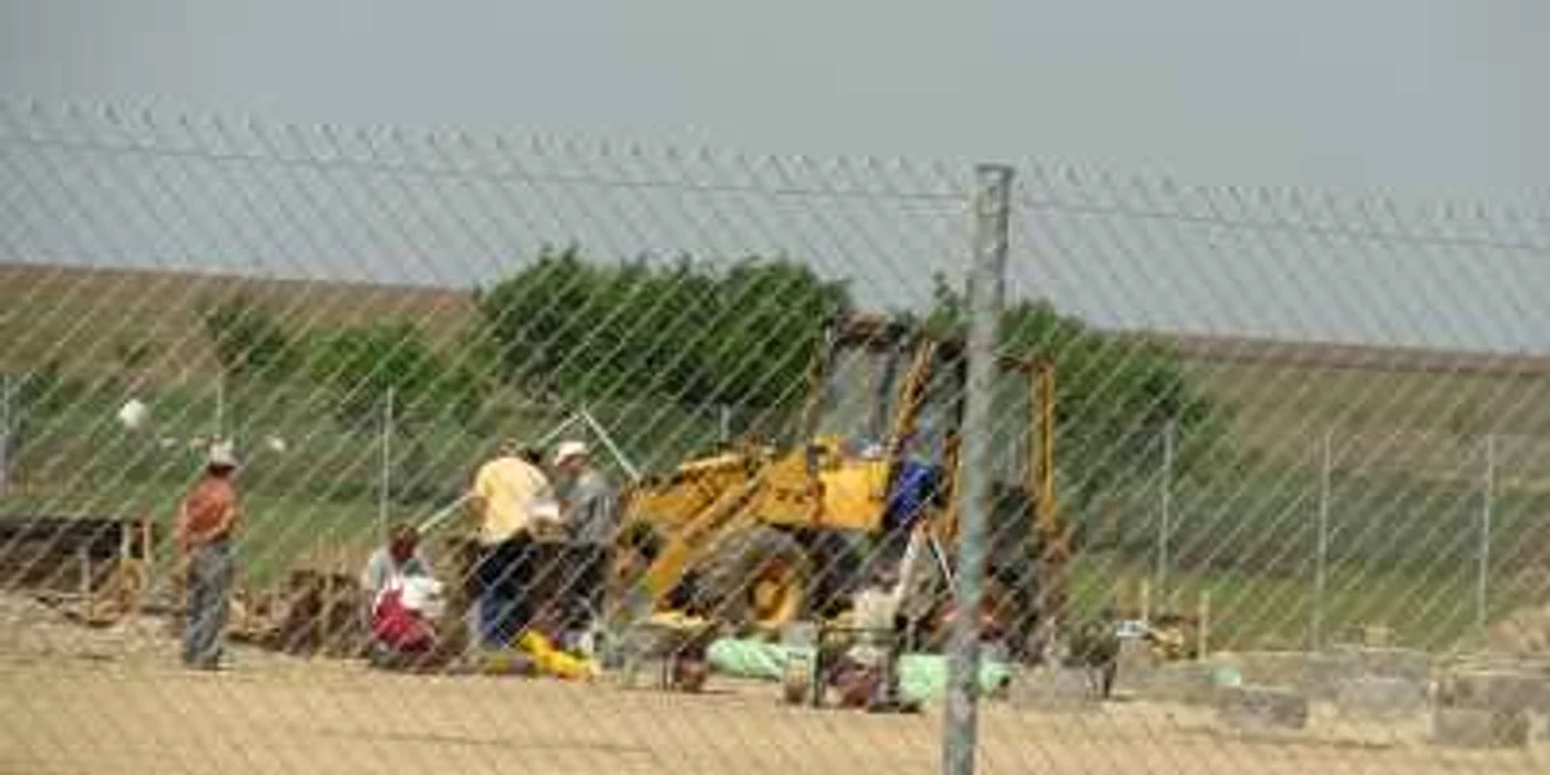 Arad: Un muncitor de pe autostrada Arad-Timişoara este în moarte cerebrală după ce a fost strivit de un cofraj de metal