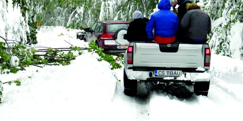 Reşiţa: Zăpada timpurie a blocat accesul spre pârtiile de schi