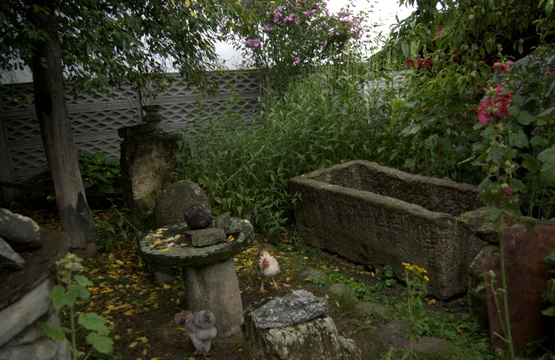 artefacte din curtea muzeului jpg