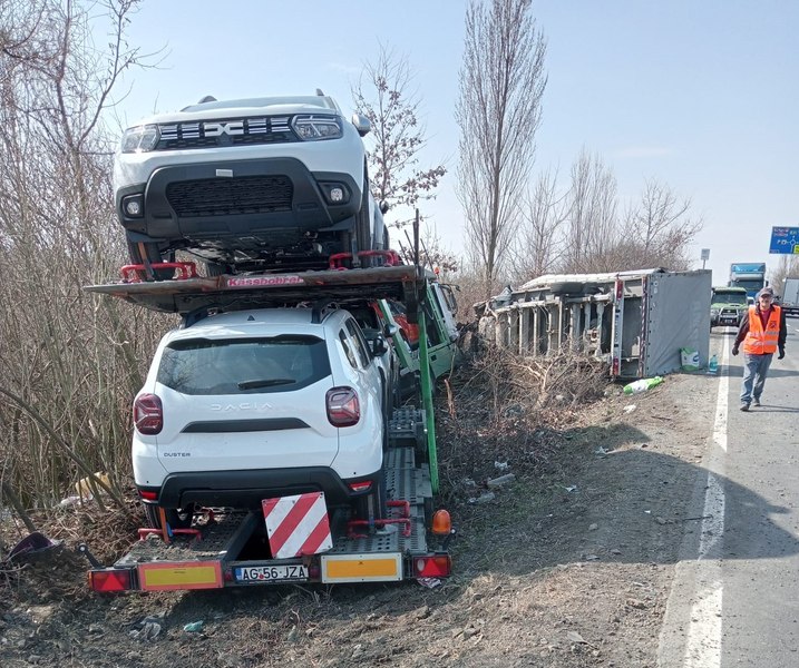 Un tir care transporta mașini noi implicat într-un accident, în Timiș. Două persoane au ajuns la spital