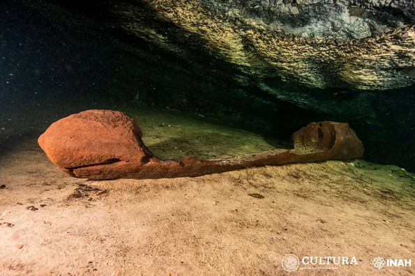 Canoe mayaşă, descoperită înconjurată de oseminte de oameni şi animale (foto: inah.gob.mx)