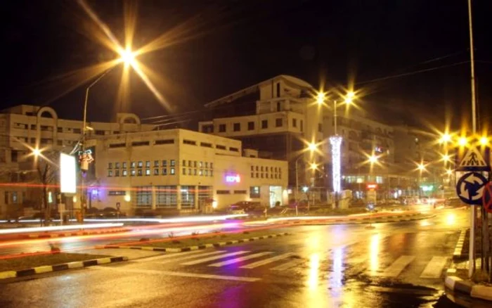 Iluminatul stradal din Râmnicu Vâlcea, modernizat cu fonduri europene: reglarea intensităţii luminii, control la distanţă şi cabluri în subteran; Foto: Adevărul