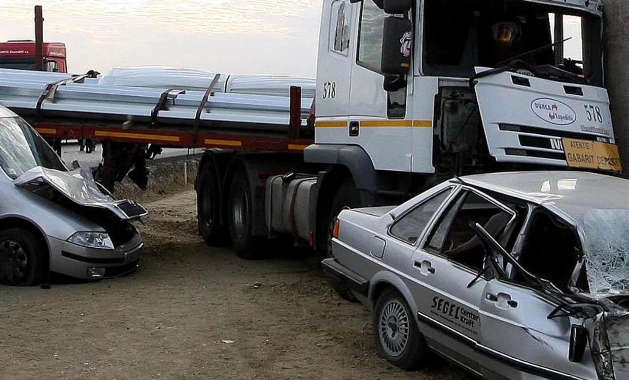 
    Autotrenul s-a oprit într-un cap de pod  