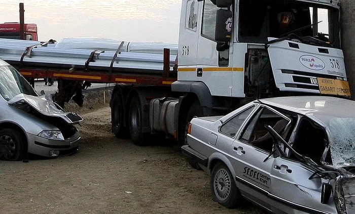 
    Autotrenul s-a oprit într-un cap de pod  