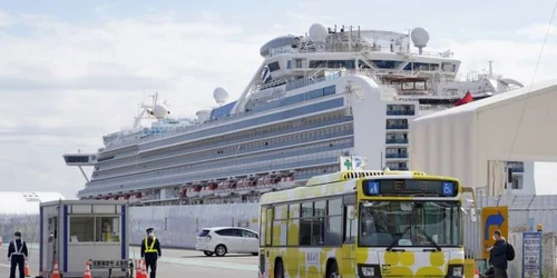 Pasageri de pe Diamond Princess pleacă din port cu un autobuz 19 februarie 2020 FOTO EPA-EFE