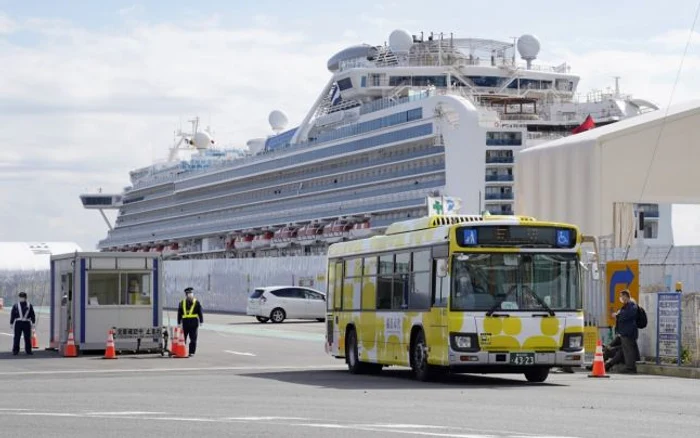 Pasageri de pe Diamond Princess pleacă din port cu un autobuz 19 februarie 2020 FOTO EPA-EFE