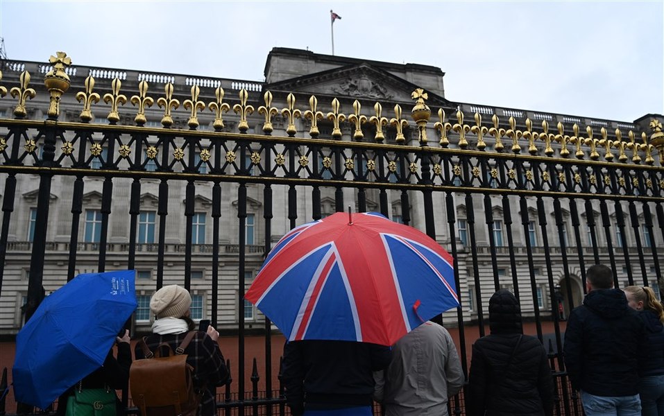 Incident la Palatul Buckingham. Autoritățile au arestat un bărbat și au procedat o explozie controlată