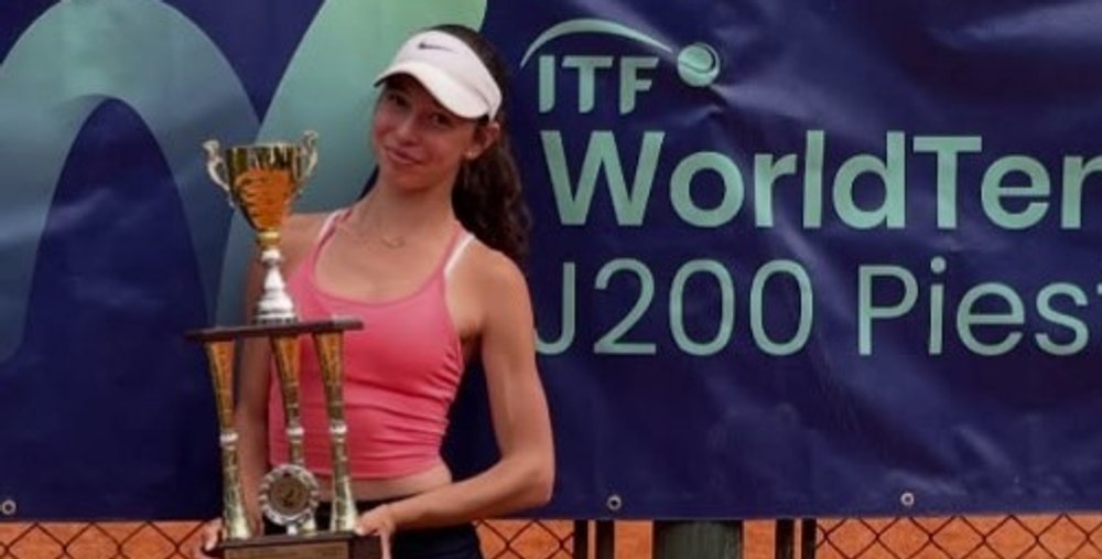 Sorana Cîrstea nu este singura româncă la Roland Garros. O junioare a trecut un tur în calificări