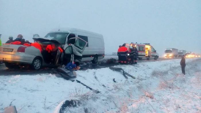 Impactul dintre cele două autovehicule a fost puternic FOTO ISU Drobeta