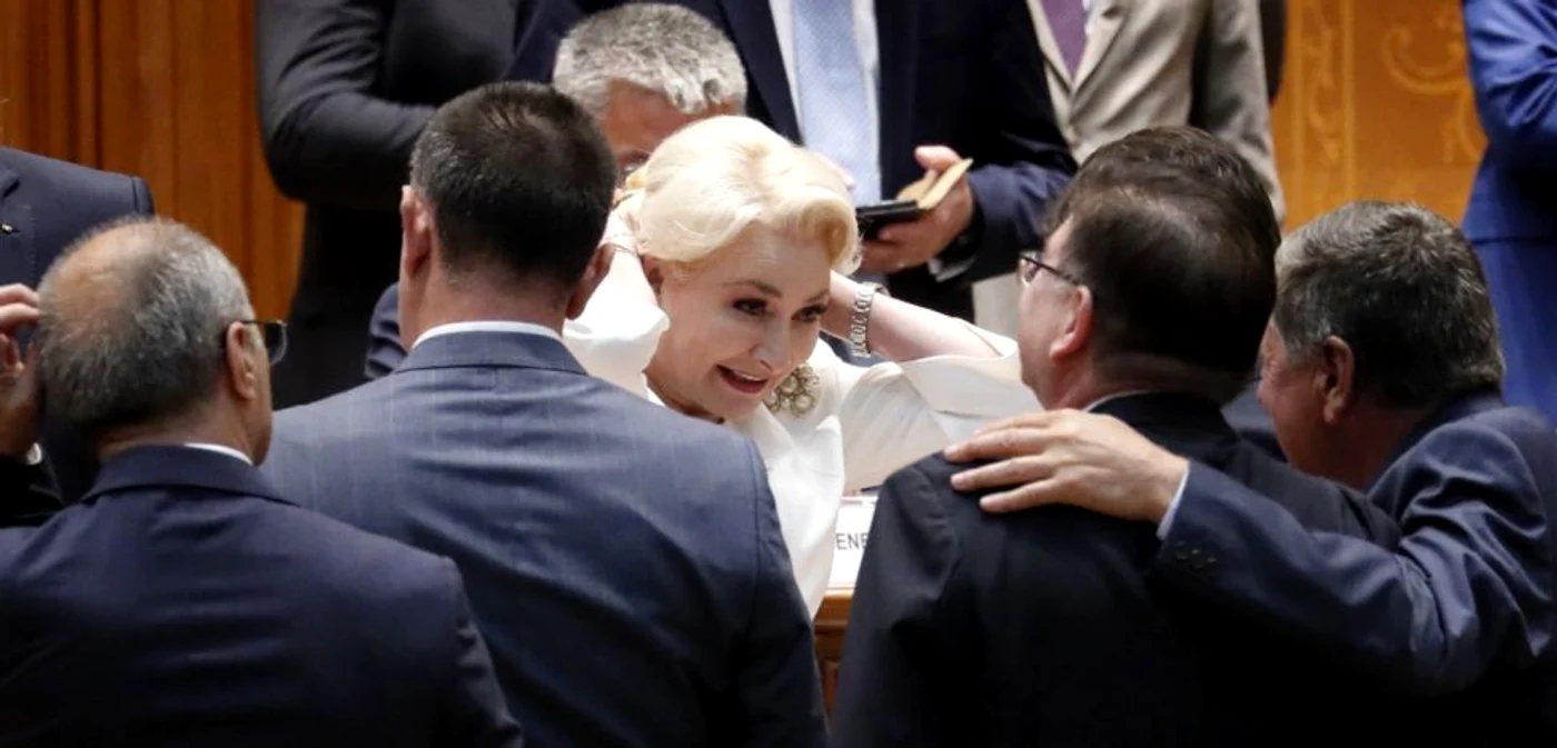 Pesediştii se strâng, ca de obicei, în jurul liderului FOTO EPA-EFE / Robert Ghement