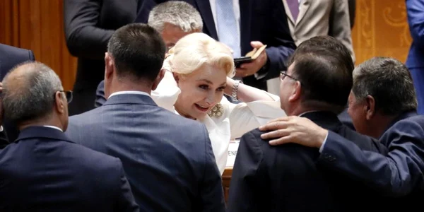 Premierul Viorica Dăncilă înconjurată de membrii guvernului zâmbeşte după ce atrecut de moţiunea de cenzură la Palatul Parlamentului din Bucureşti FOTO EPA-EFE / Robert Ghement