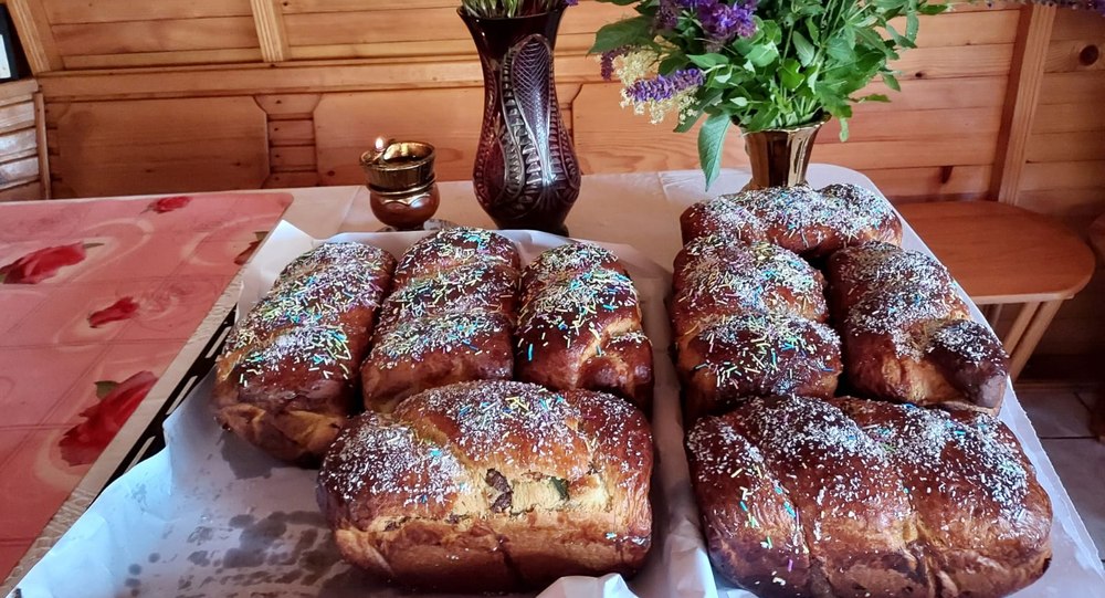 Cozonacul cu aluat dospit, rețeta veche de secole. Gospodinele îl frământă până apar la suprafaţă bule de aer 