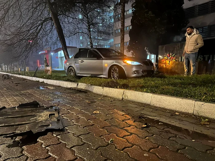 Șoferul a pierdut controlul și a ajuns cu mașina în curtea SJU Slatina FOTO: Euro 24