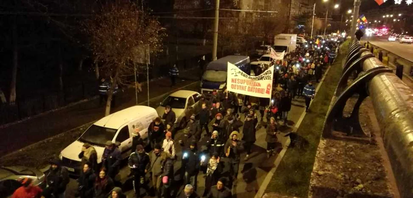 Mii de clujeni participă la miting în seara zilei de 10 decembrie FOTO Remus Florescu