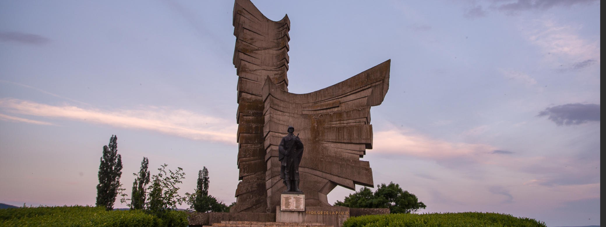 Monumentul „Pe aici nu se trece“. Este ridicat în cinstea ostașilor români care în septembrie 1944 au apărat țara cu prețul vieții VIDEO