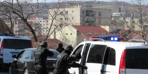 Doar unul dintre cei doi scandalagii a fost prins de poliţişti