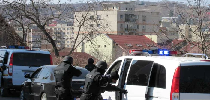 Doar unul dintre cei doi scandalagii a fost prins de poliţişti