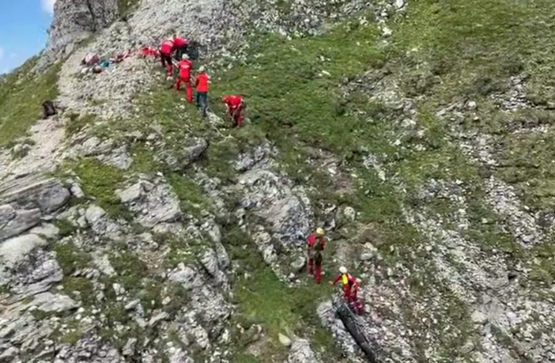 Cadavrul turistului portughez a fost extras din prăpastie FOTO Captură video Facebook/Salvamont Buşteni