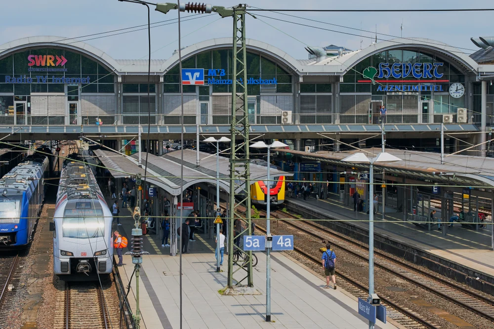 Atac într-un tren cu turiști în Germania: un tânăr de 20 de ani a detonat explozibili și a amenințat pasagerii. 12 persoane rănite