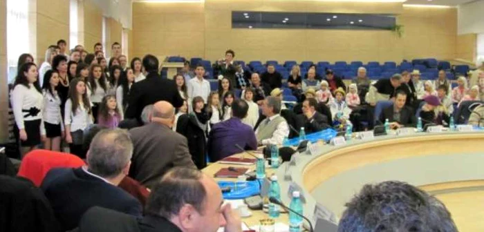 Corul Şcolii de Arte a creat atmosferă de sărbători în CJ