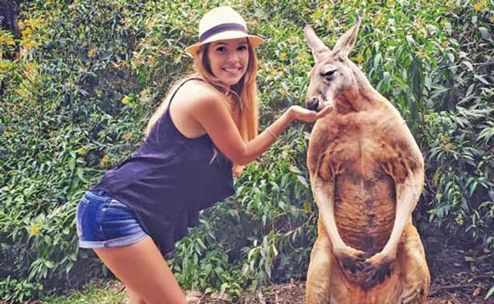 Tara, impresionată de elefanţi, în Thailanda