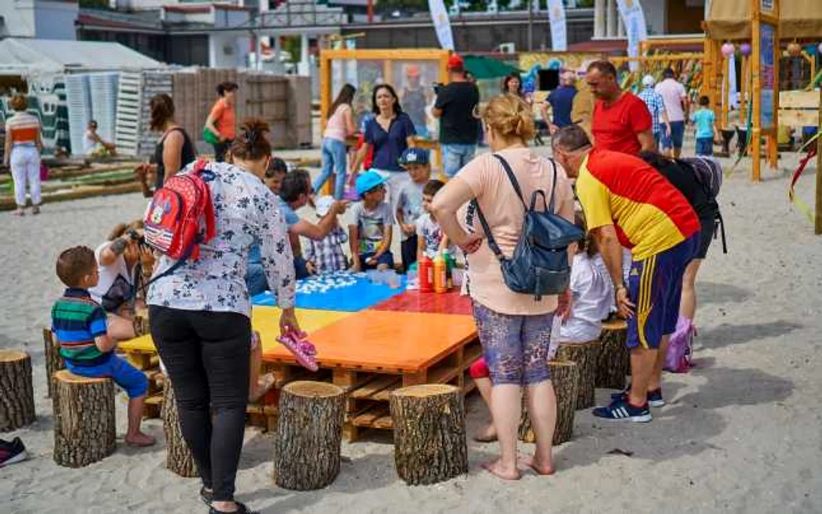Două femei au făcut plajă pe masa de pictură şi olărit de pe plaja terapeutică din Mamaia