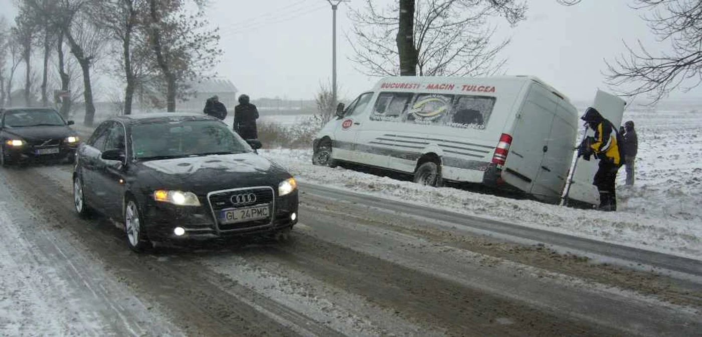 Zăpada le-a pus probleme şoferilor olteni (Arhiva Adevărul)