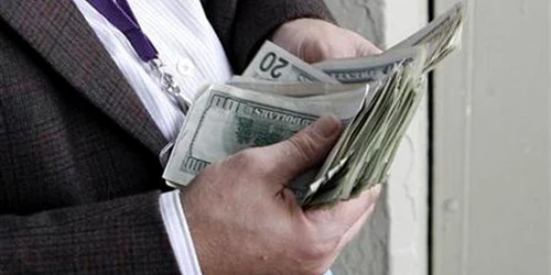 Bogaţii Europei îşi schimbă banii din euro în alte monede