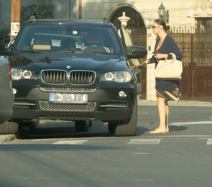 În urmă cu ceva vreme, vedeta a fost surprinsă de fotoreporterii Click! în timp ce depăşea linia continuă