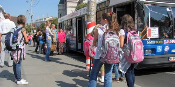 Elevii mureşeni se bucură de noile linii de transport în comun dedicate exclusiv lor