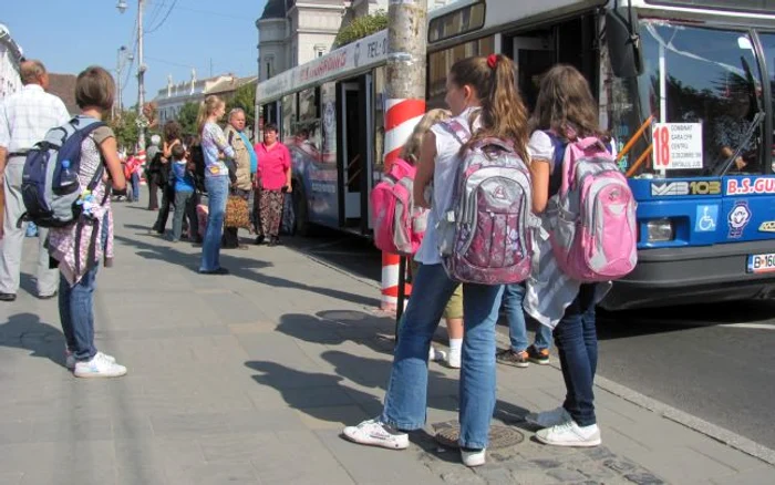 Elevii din Mureş şi Covasna protestează pentru că nu li s-au decontat banii pentru abonamentele de navetă