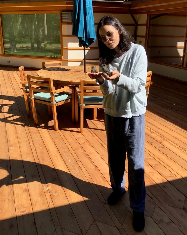 Demi Moore, 58 de ani, a ținut în palmă cele două păsărele până s-au odihnit apoi le-a lăsat să zboarefoto: Instagram