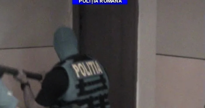 Mascații au spart ușile saloanelor de masaj. Foto captură Poliția Română