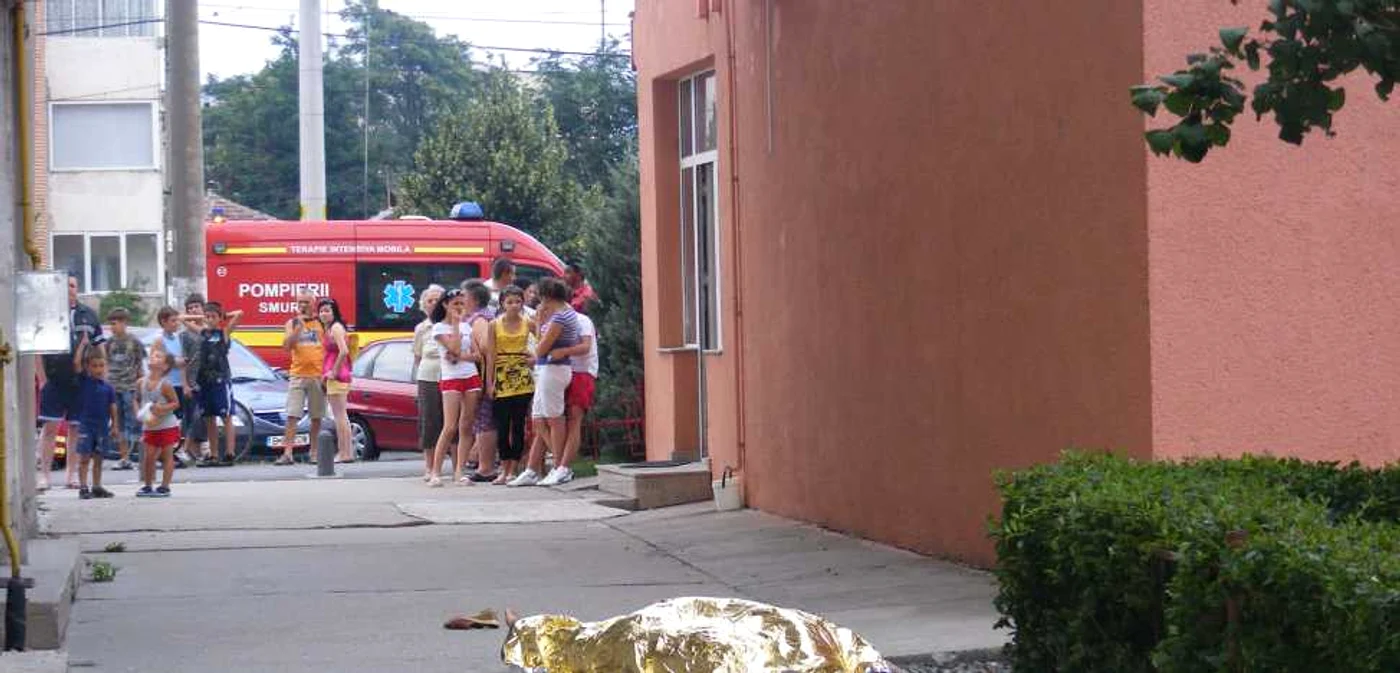 Arad: O femeie s-a aruncat de pe un bloc cu opt etaje