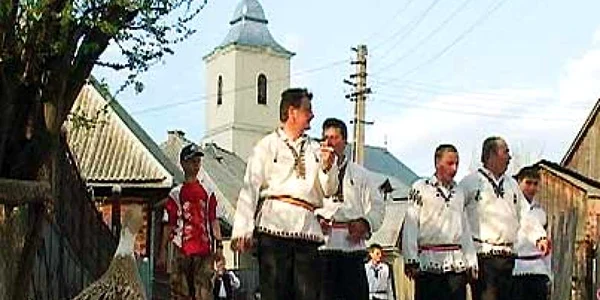 Craii pun în scenă un obicei unic Foto: bistra.ro