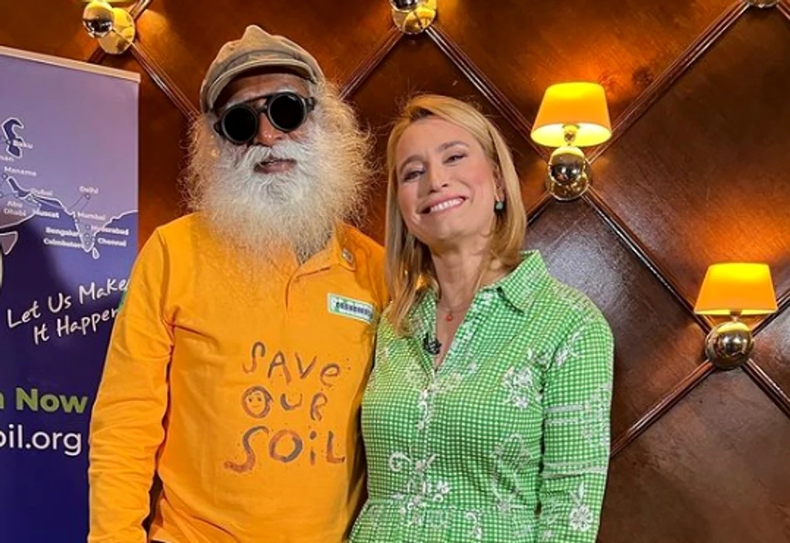 sadhguru si andreea esca png