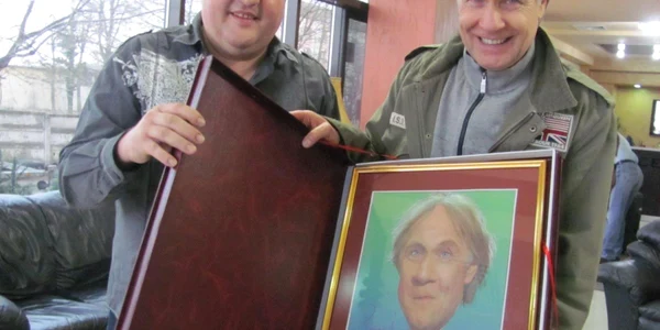 Richard Clayderman primeşte un cadou la de Popa's FOTO Ştefan Both
