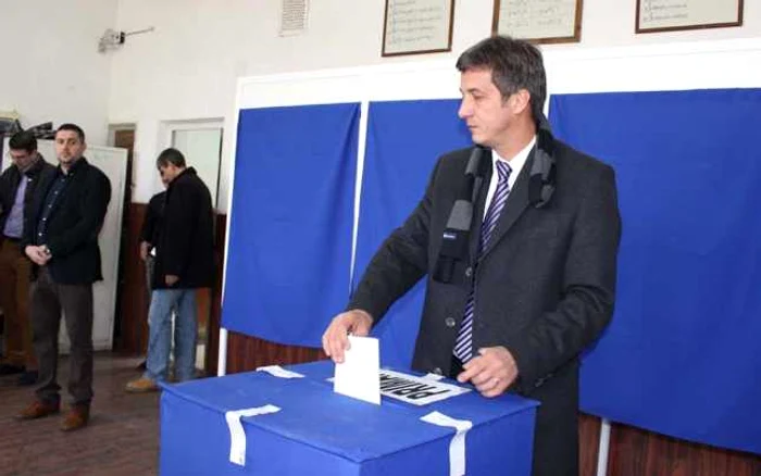 Radu Orzaţă, candidat PPDD la Primăria Slatina, a fost nevoit să voteze pe liste suplimentare pentru că şi-a schimbat prea târziu actele de domiciliu în municipiul unde a candidat...