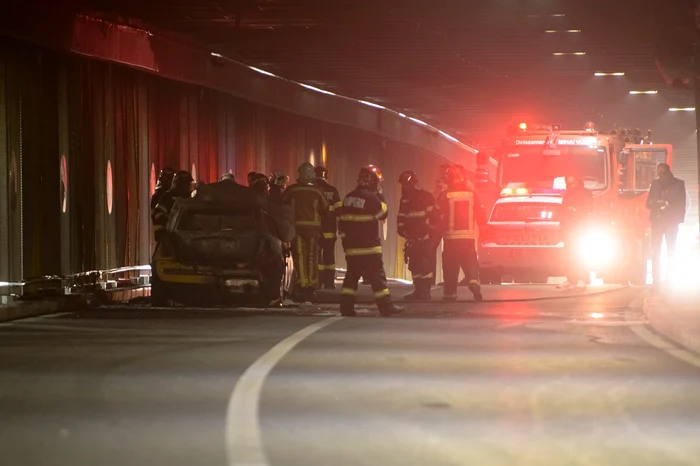 O mașină a luat foc marți dimineață în Pasajul Unirii, Foto: Mediafax