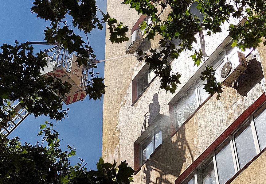 Zeci de persoane evacuate din cauza unui incendiu într-un bloc din Pitești VIDEO