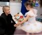 Charlene de Monaco, oferind un cadou unei fetițe