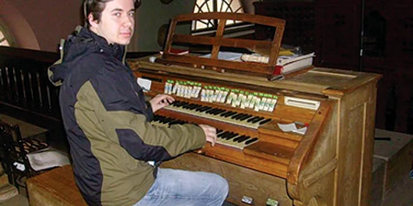 Alex Robert Roi foloseşte de mic orga din Biserica „Maria Zăpezii”