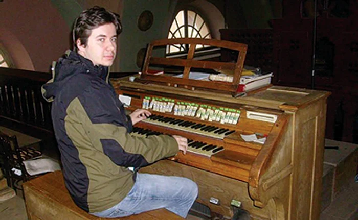 Alex Robert Roi foloseşte de mic orga din Biserica „Maria Zăpezii”