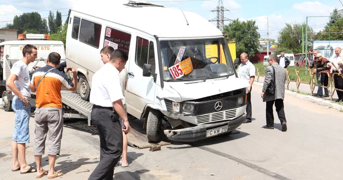Operatorii de microbuze fără asigurare consultativă a pasagerilor plătesc despăgubirile din propriile buzunare