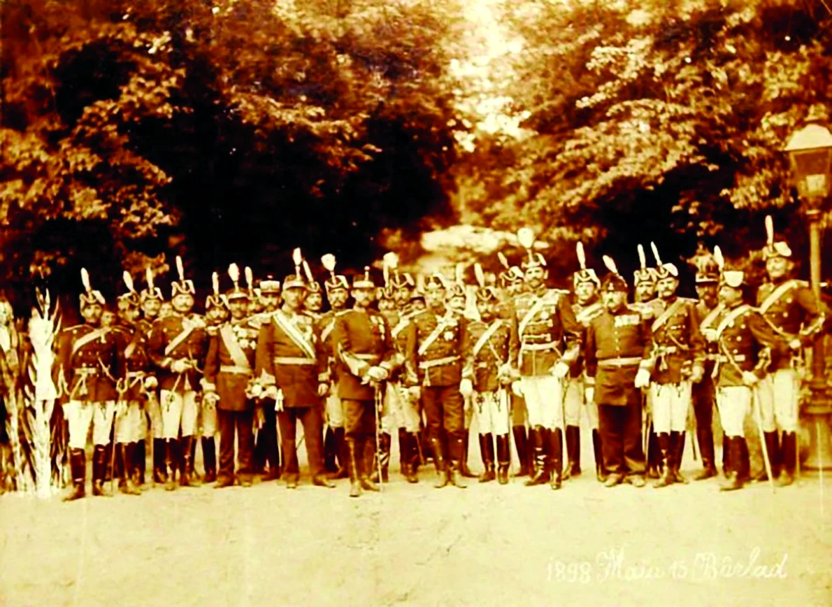 Principele Ferdinand al României la Bârlad, la 15 mai 1898, cu un grup de ofițeri (© europeana.eu)