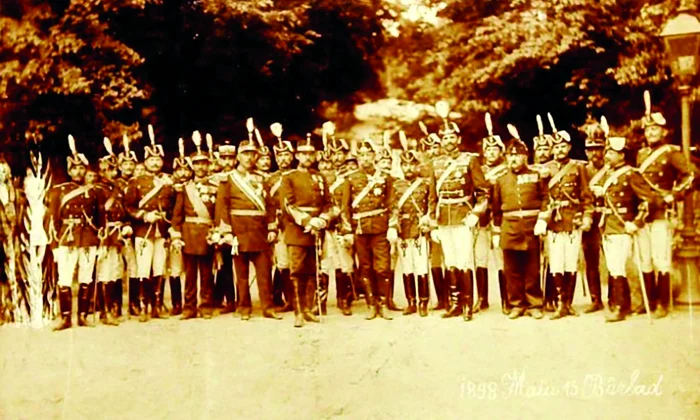Principele Ferdinand al României la Bârlad, la 15 mai 1898, cu un grup de ofițeri (© europeana.eu)